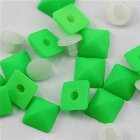 Plastique Pyramid Studs with Nail 8mm