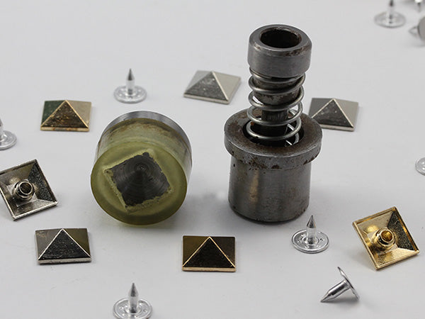 Die for 12mm Pyramid Studs with Nail