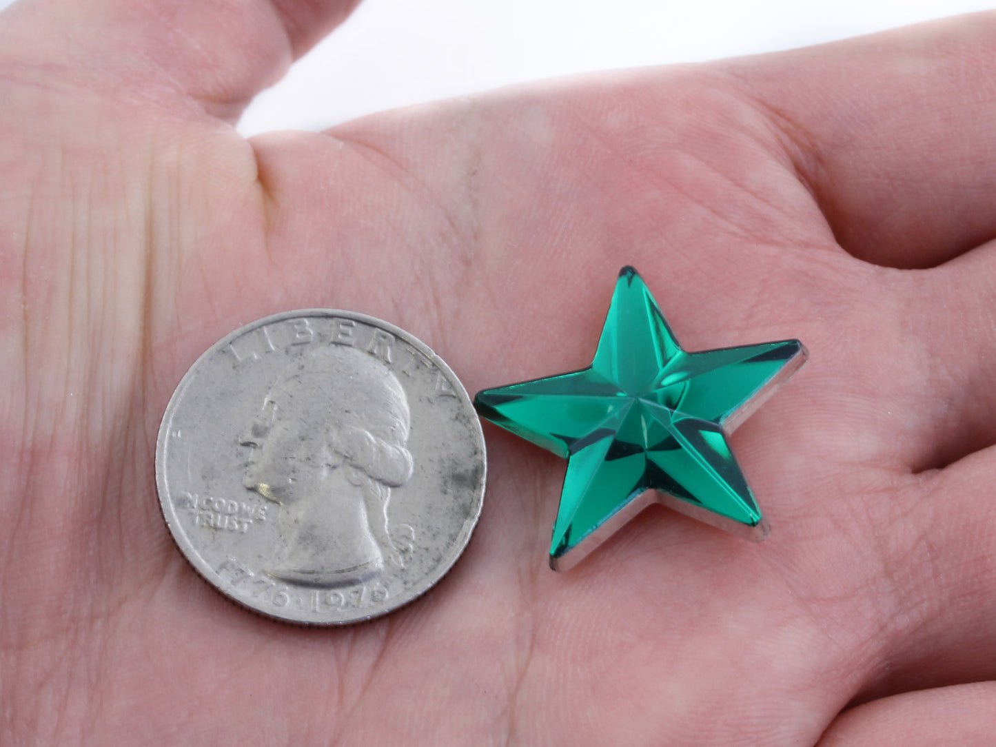 Gemas de estrella planas de color verde esmeralda