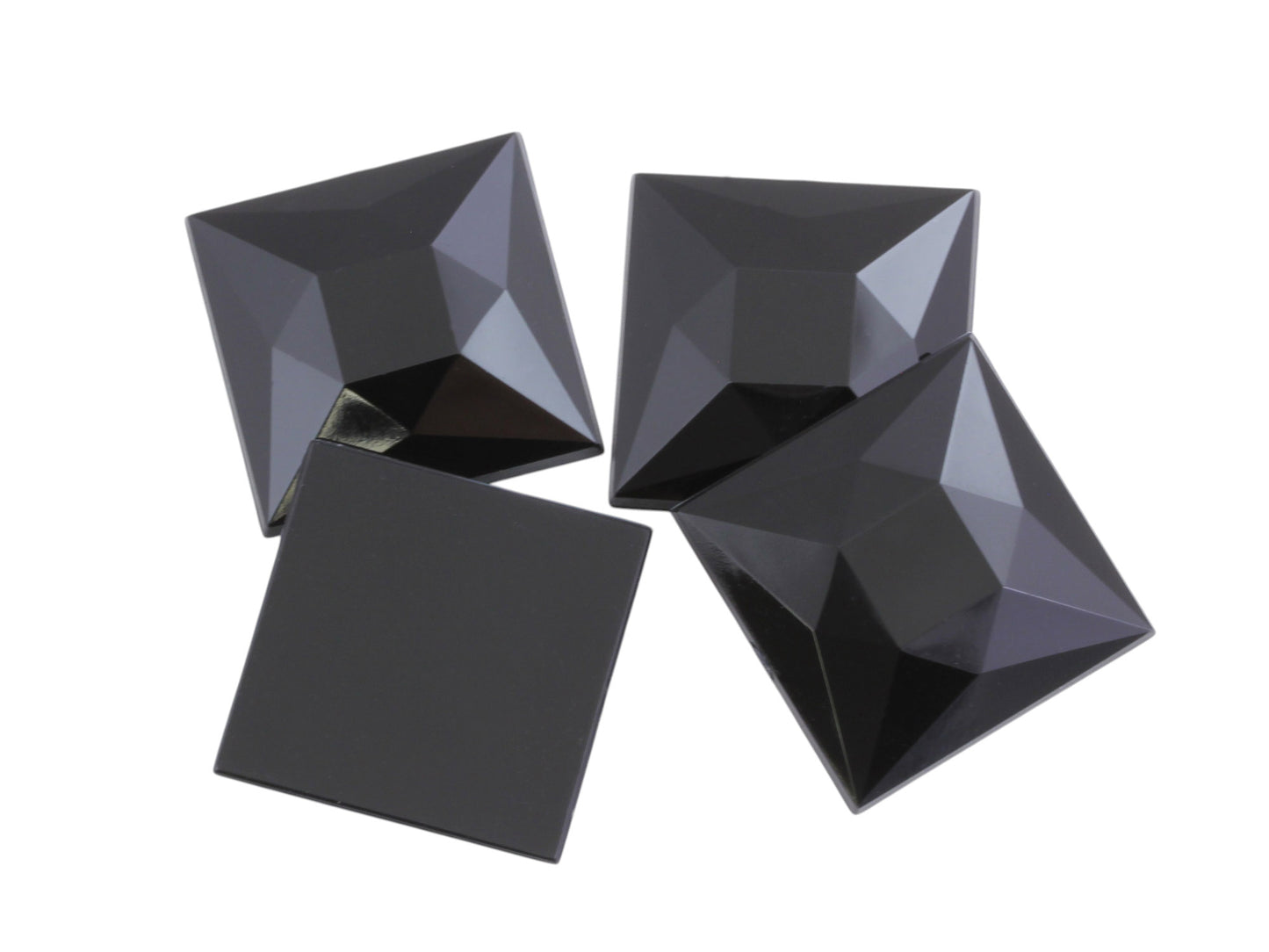Tiefschwarze quadratische Edelsteine mit flacher Rückseite